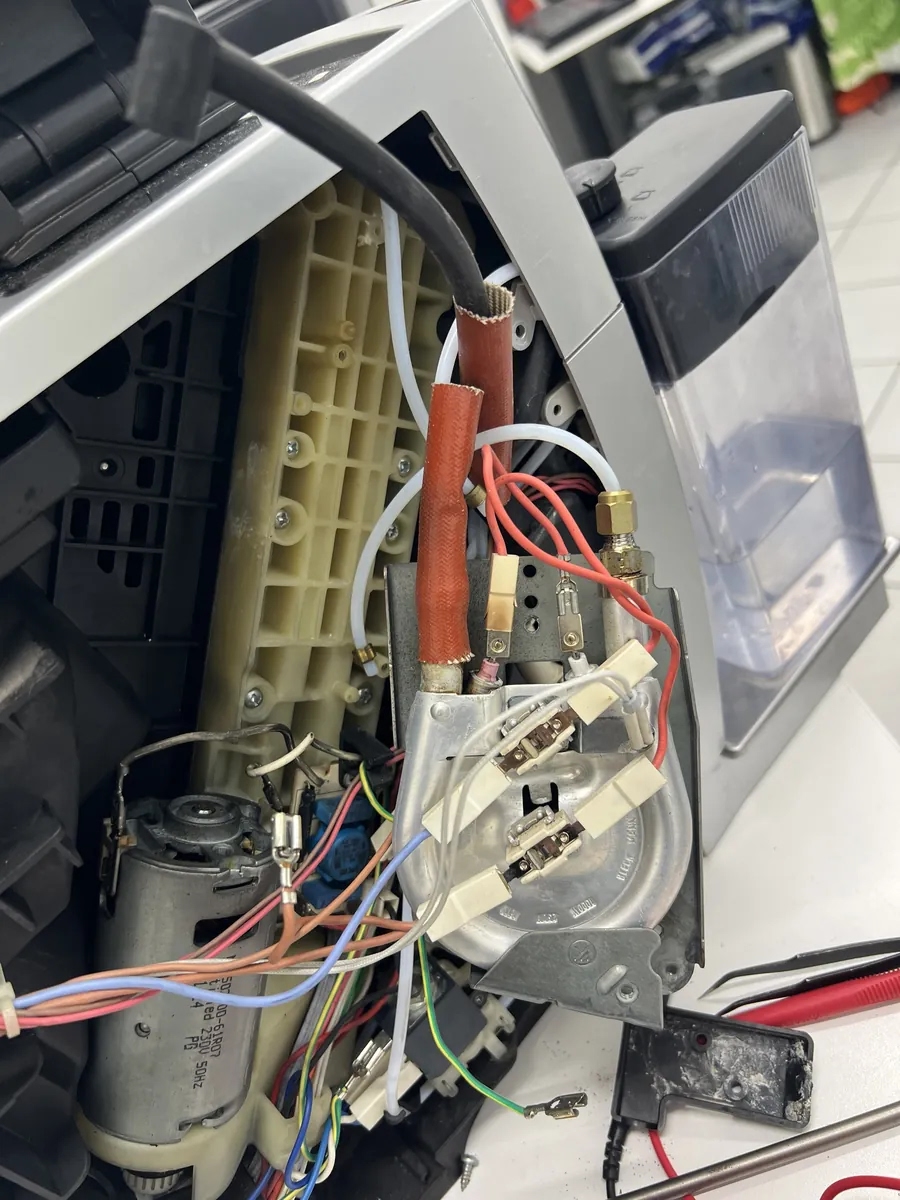 Diagnostyka pompy i układu elektrycznego ekspresu do kawy w warsztacie Expert Serwis